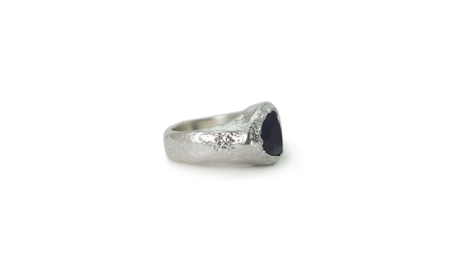 SEGI | TRIANGULAR GEMSTONE RING